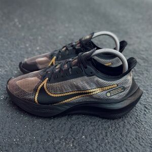 Nike zoom gravity running shoes new condition size 8 womens